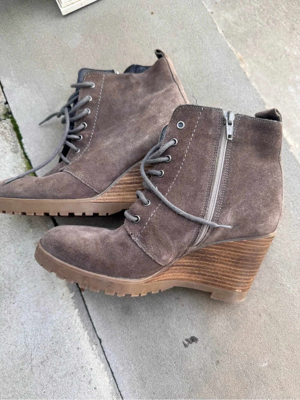 Barneys New York Brown Suede Lace-Up Chukka Boots